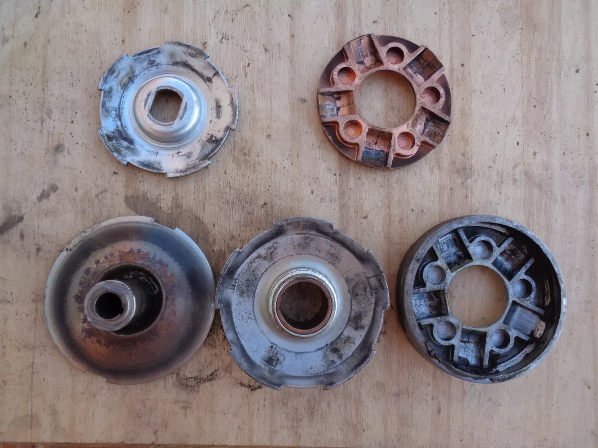 Variador de vespino con rampa de cobre y sin rodillos desmontado sobre una mesa para restaurar