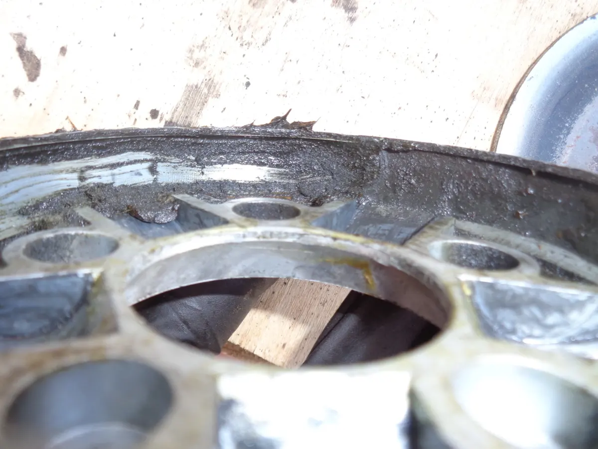 detalle de la grasa acumulada en la guía de rodillos dentro del variador de Vespino, en proceso de eliminación para su limpieza