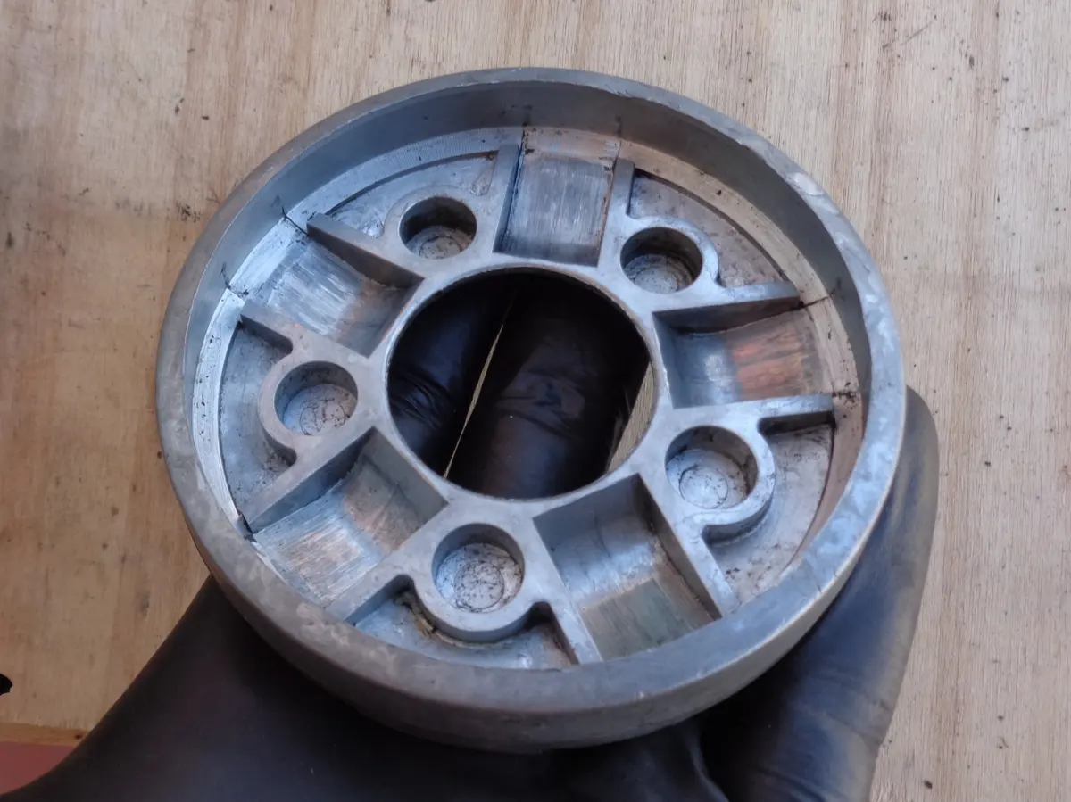 Guía de rodillos exterior de variador de vespino antes de limpiarse con limpiafrenos