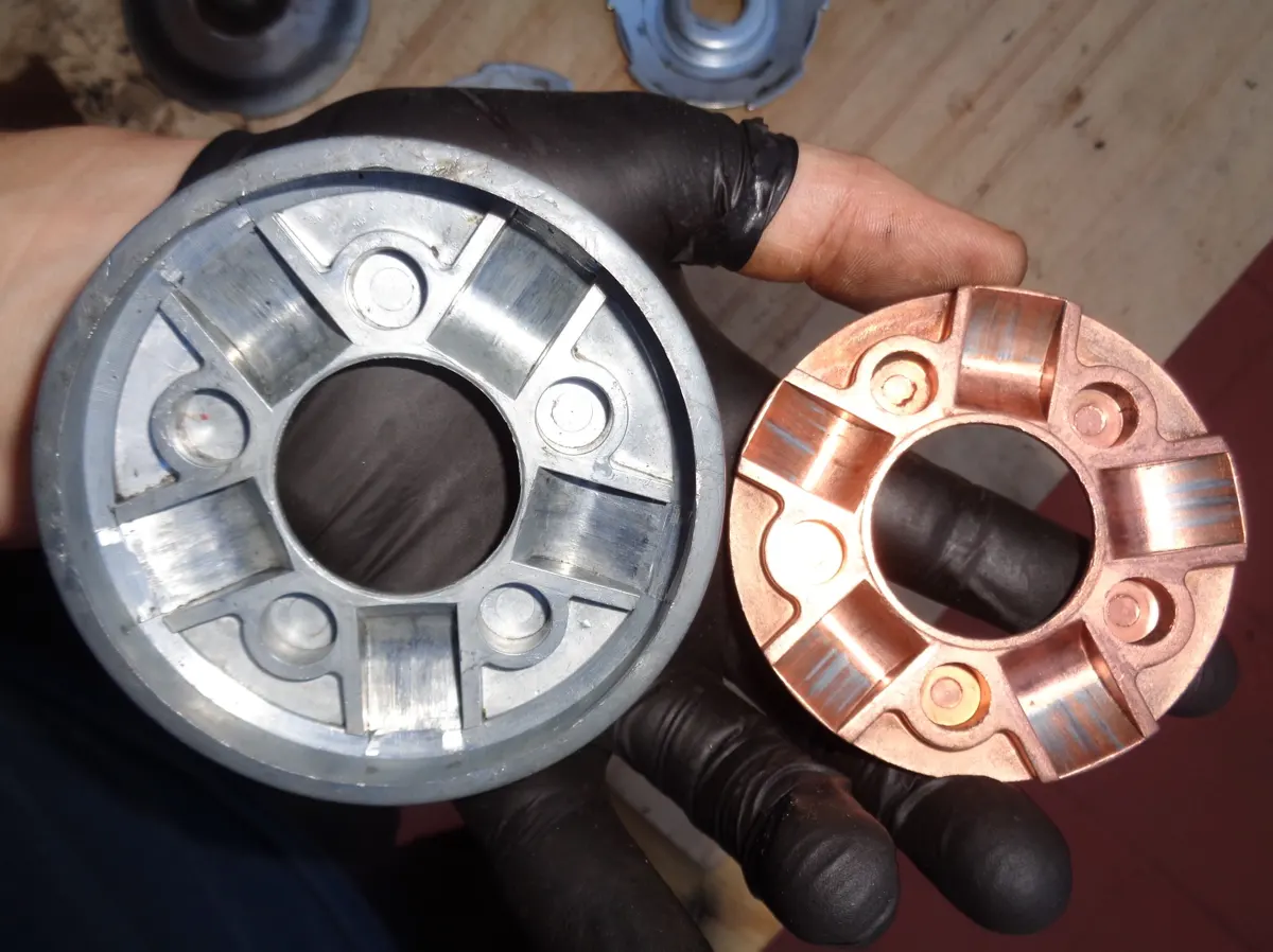 guia de rodillos exterior de vespino y rampa interior de cobre limpias con limpiafrenos y un trapo, listas para motnarse