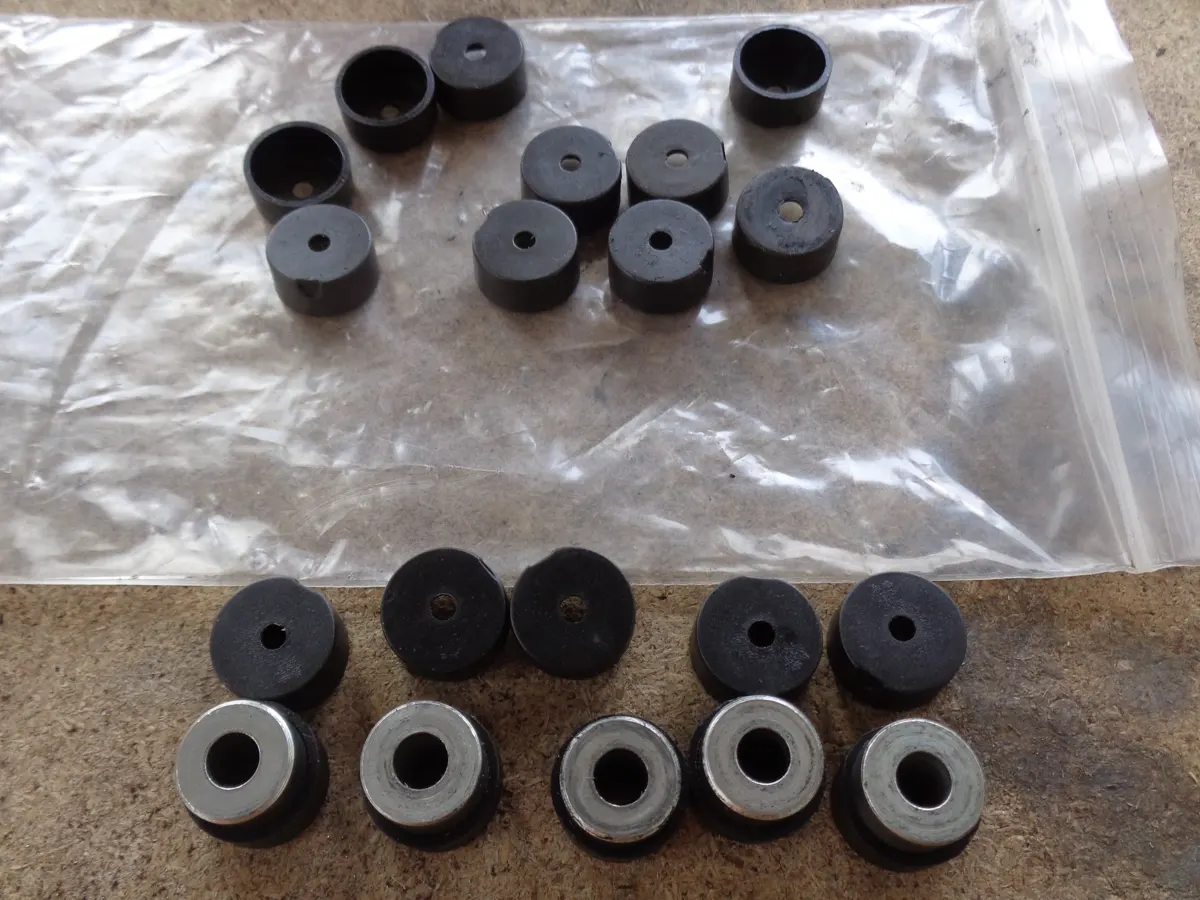 Rodillos de vespino montando sus fundas nuevas, en las que se ve el nucleo de metal a falta de montar la segunda mitad de la funda