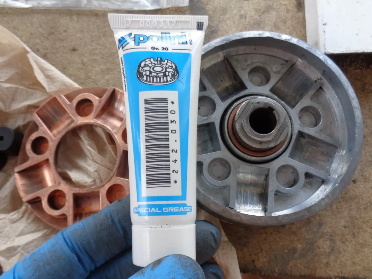 Tubo de grasa de variador y detrás de este las guías de rodillos de variador de vespino donde se aplicará