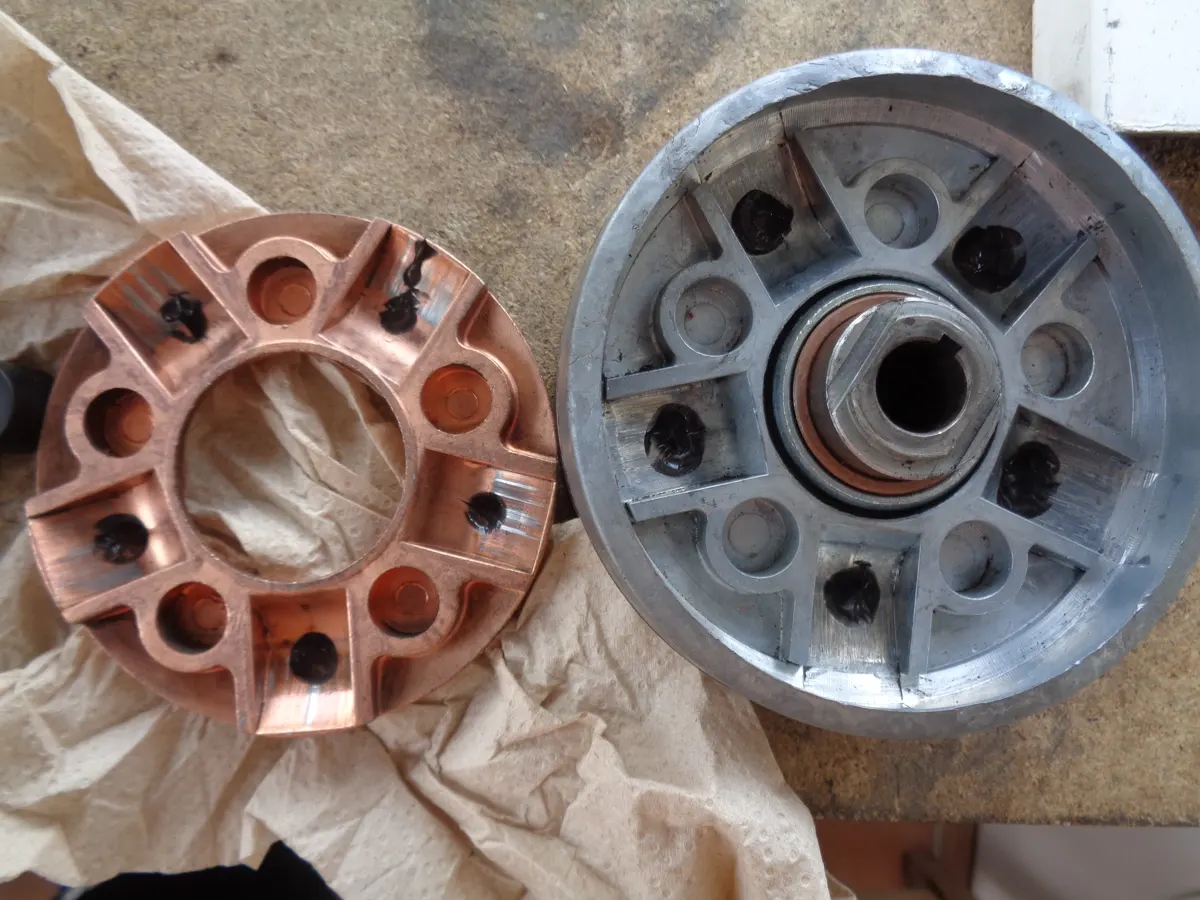 rampas de rodillos de vespino con grasa de rodillos en cada uno de los alojamientos previo al montaje de rodillos