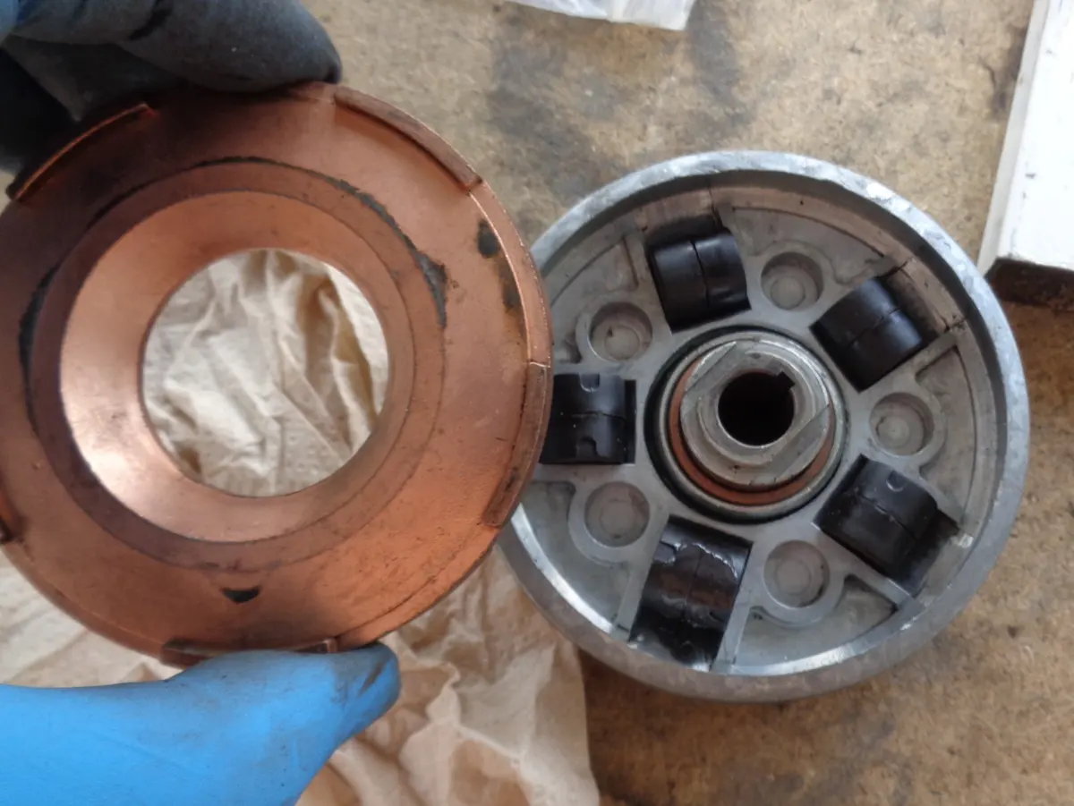 Variador de vespino sobre una mesa con los rodillos montados sobre las guías exteriores y con la rampa de cobre a punto de ser montada