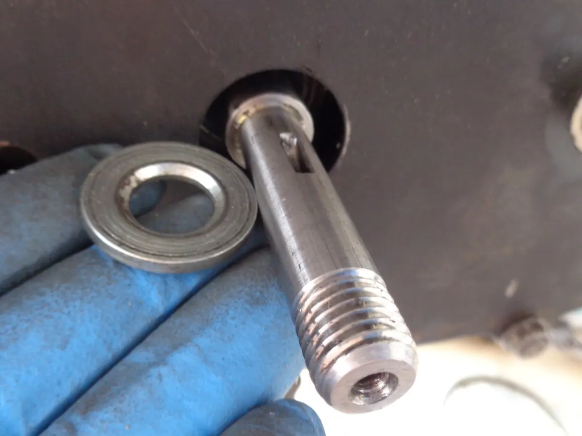 Detalle de arandela separadora del variador de vespino junto al eje del cigueñal donde se debe montar en el proceso de restauración de un vespino