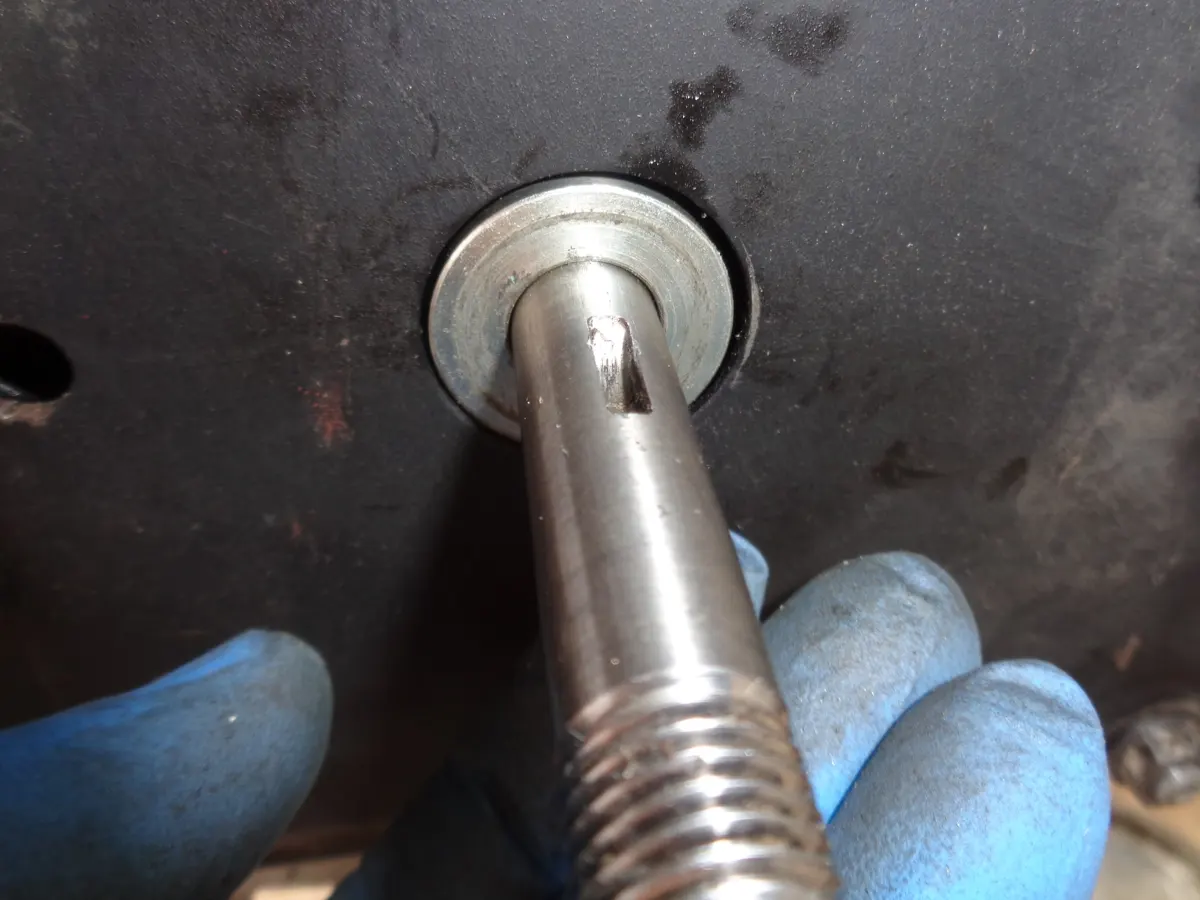 Arandela separadora del variador del Vespino coocada en el eje del cigüeñal con el  chaflán hacia el interior