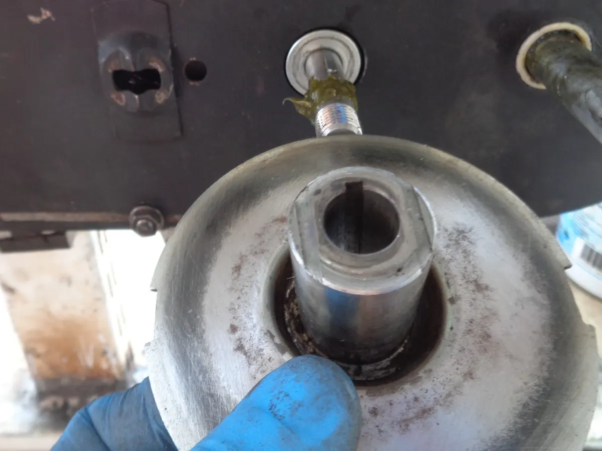 Polea fija del variador de vespino junto al eje cel cigueñal, antes de ser introducida en este en el proceso de montaje de un variador de vespino restaurado