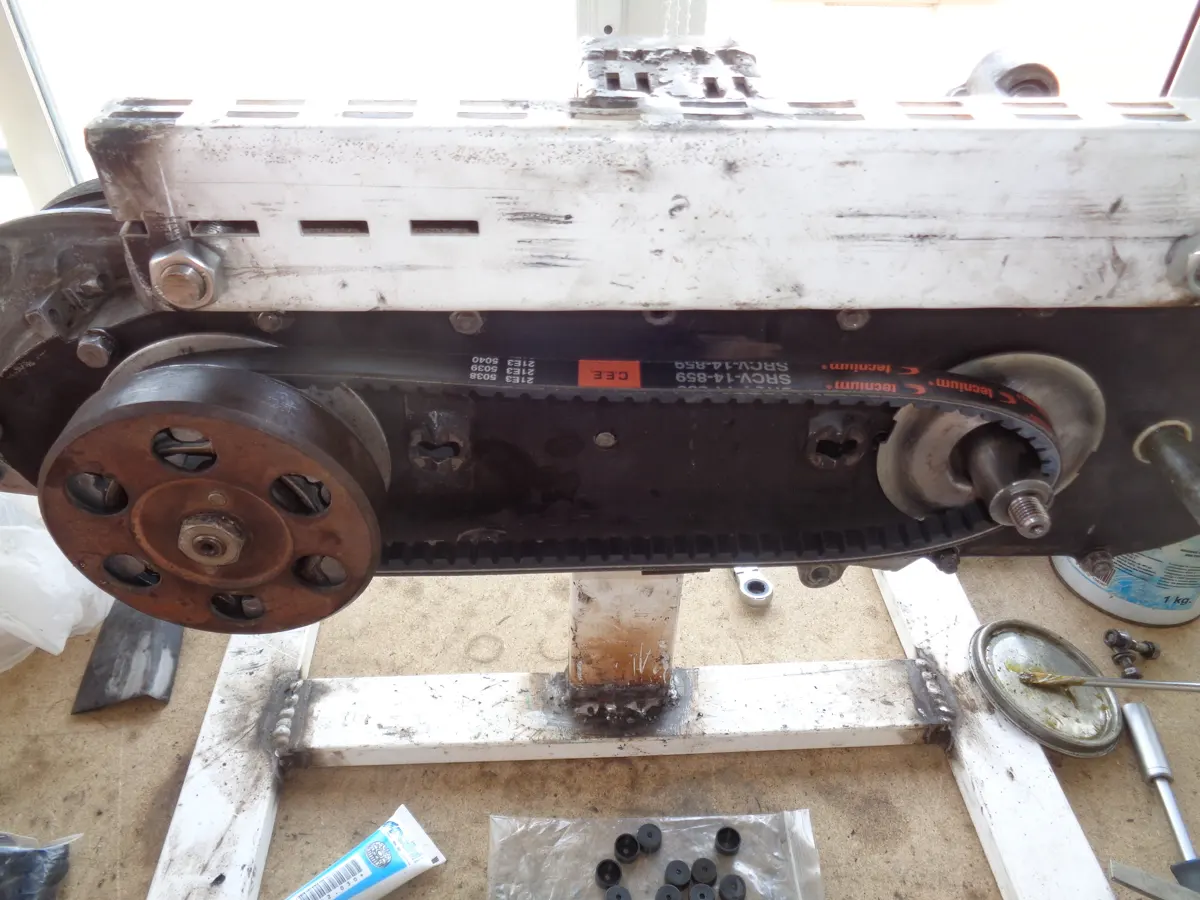 Correa dentada de vespino montada en el embrague de vespino y en la semipolea del variador, en el proceso de restauración del motor