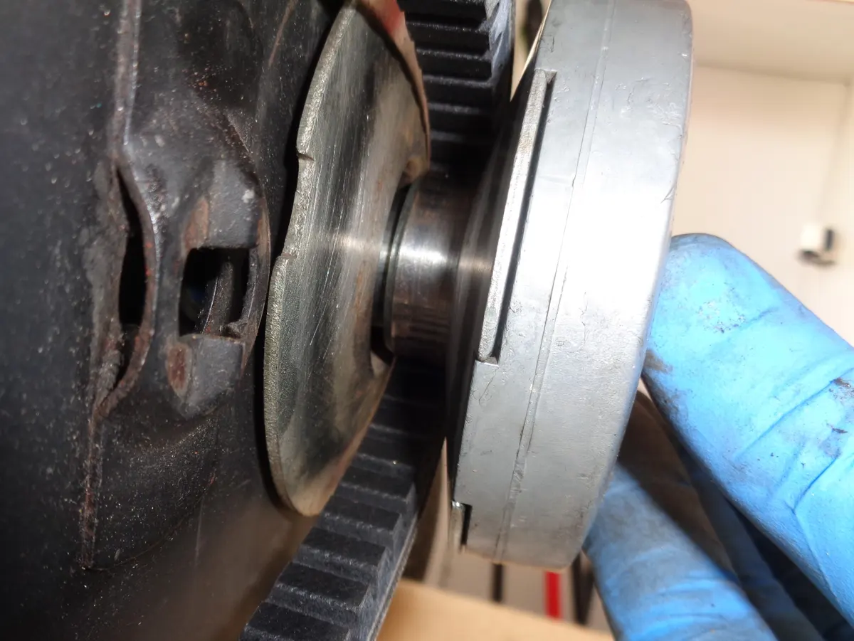 Detalle del espacio entre ambas rampas del variador de Vespino en el montaje de la correa