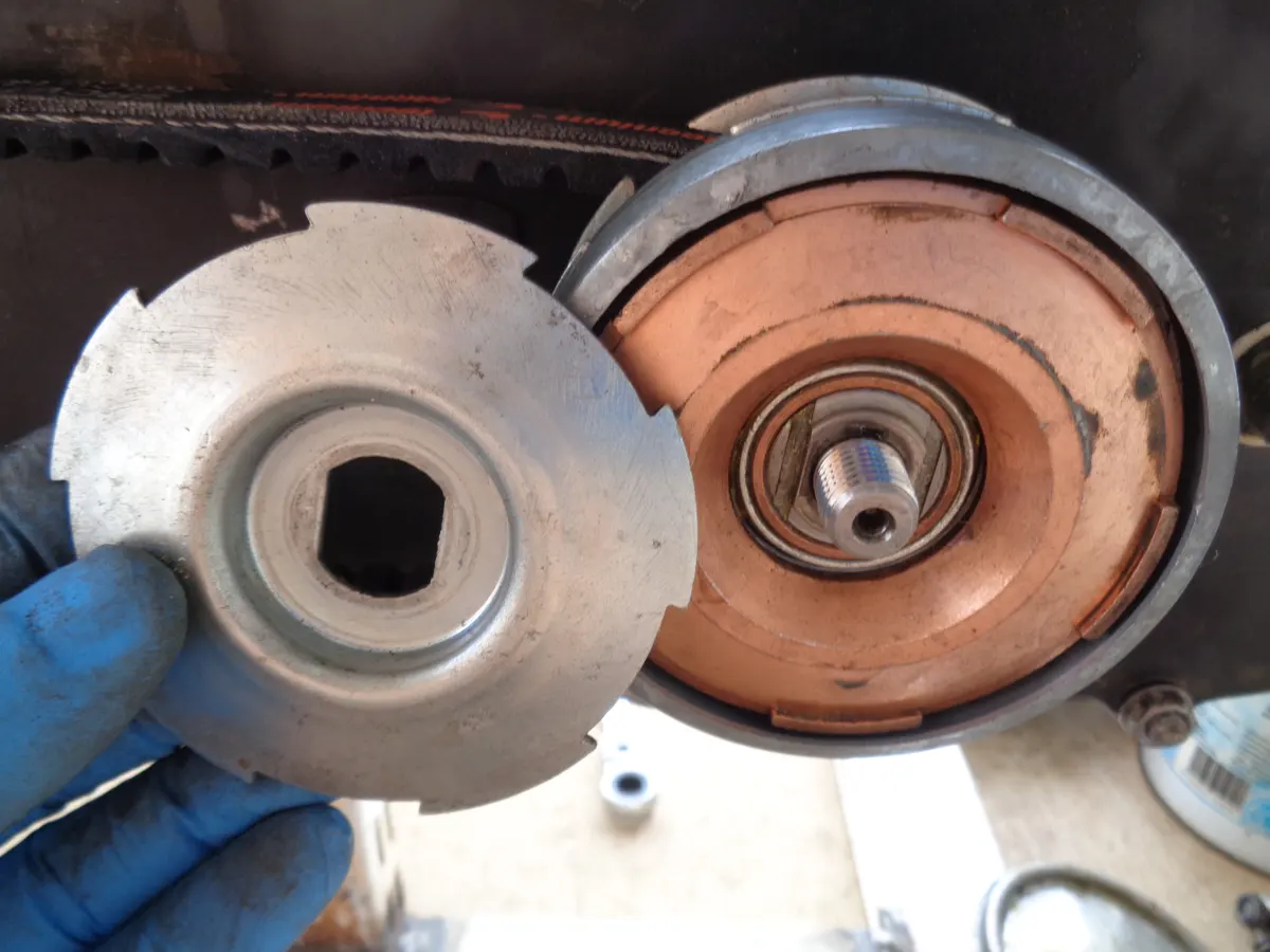 Variador de vespino en proceso de montaje con el disco de apoyo de las guías junto a él 