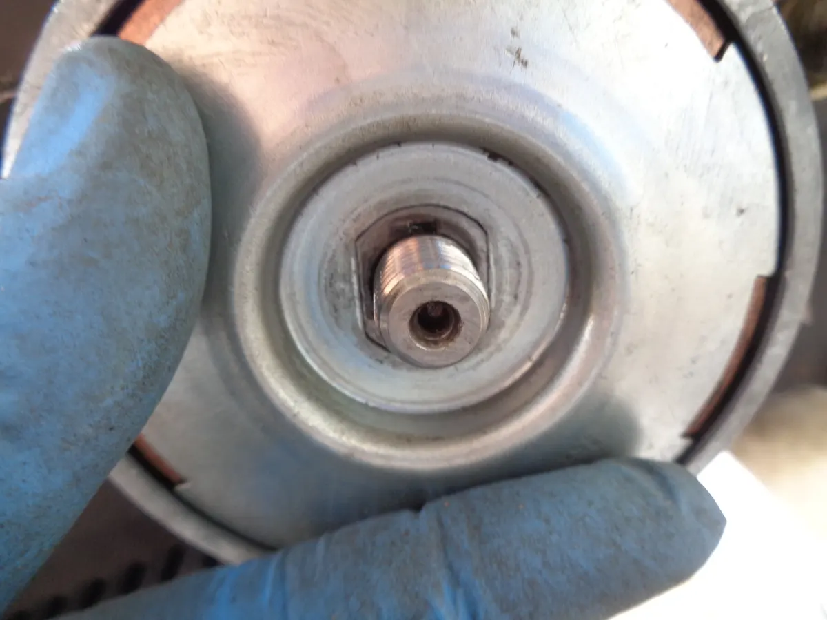 Detalle del correcto posicionamiento del disco de apoyo de las guías del variador de vespino en el eje del cigüeñal