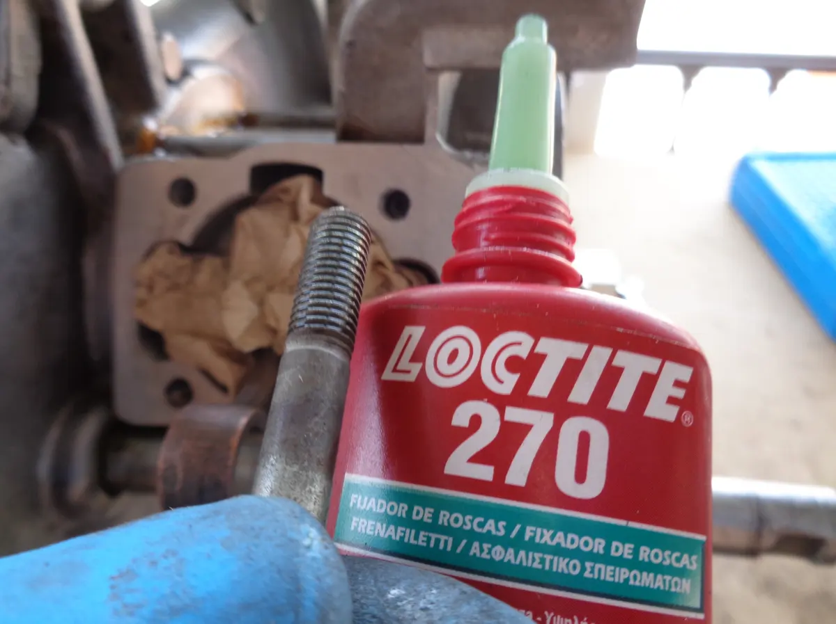 espárrago de cilindro de vespino junto a fijatuercas para montarse en el motor