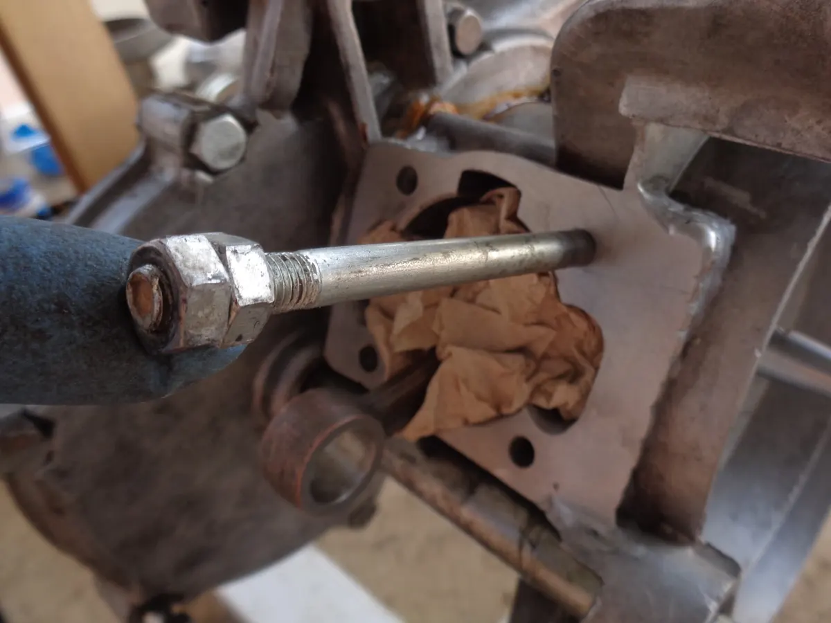 montaje de un espárrago de vespino en el motor con el sistema de la cotratuerca