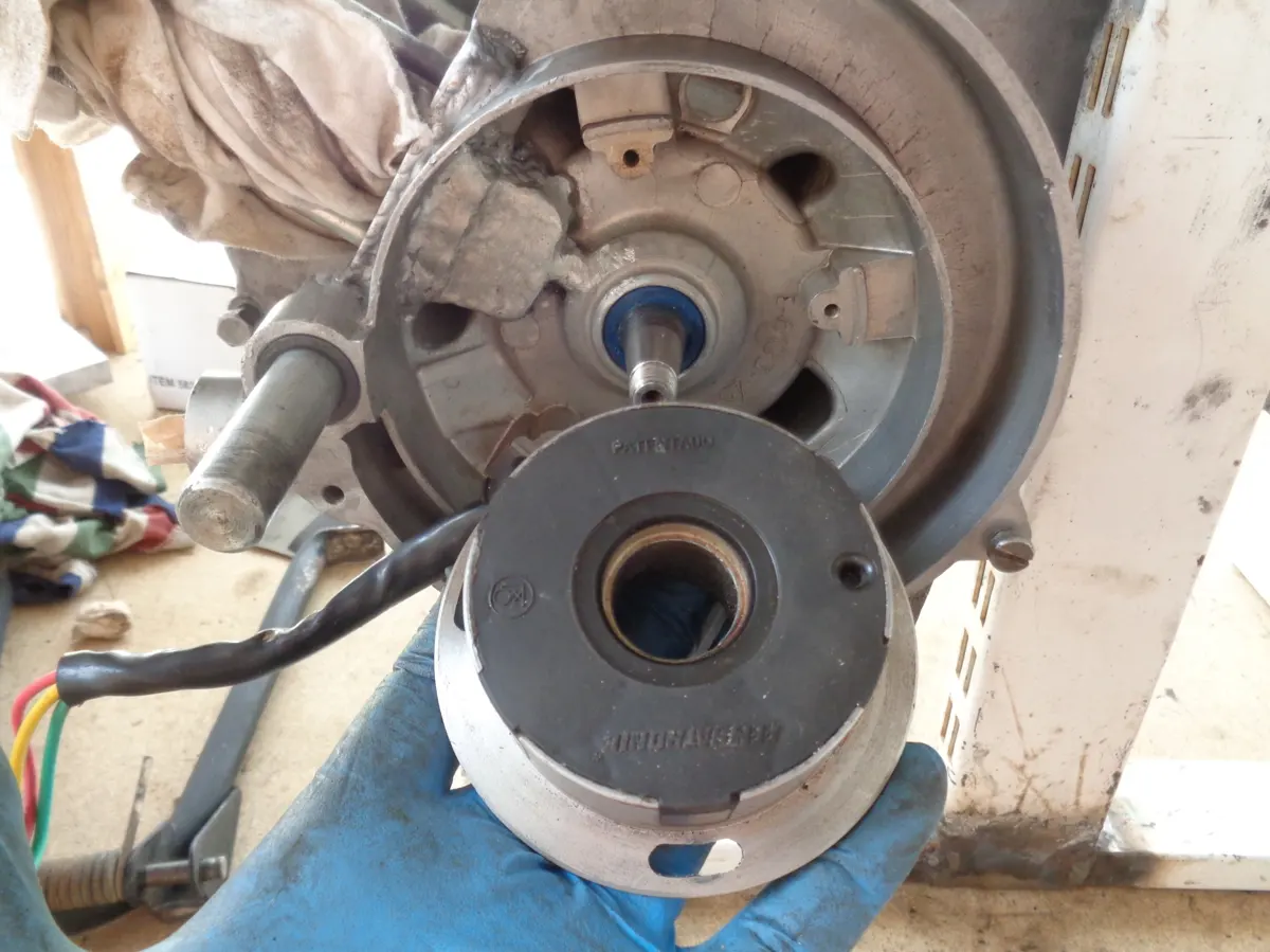 estator de vespino junto al carter del motor en el que se montará  indicatoria de su posición en el motor