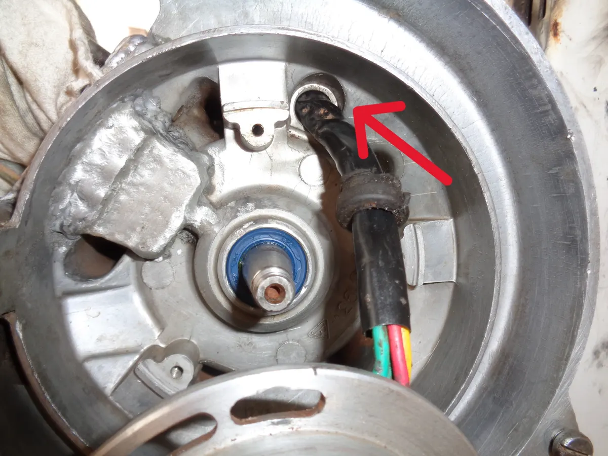 ilustración del montaje de los cables del estator de un motor de vespino a través del carter.