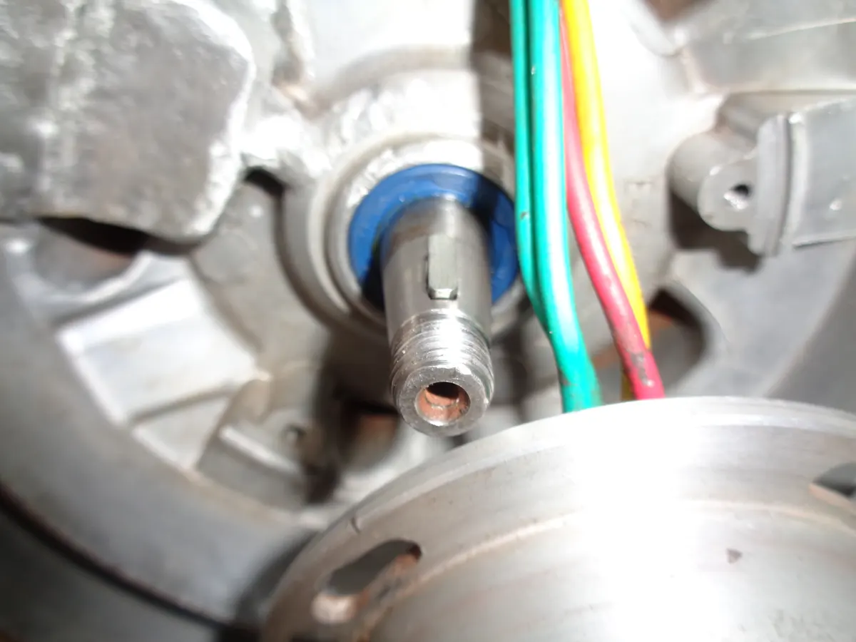 detalle de la chaveta del cigueñal del motor de un vespino en el lado del encendido