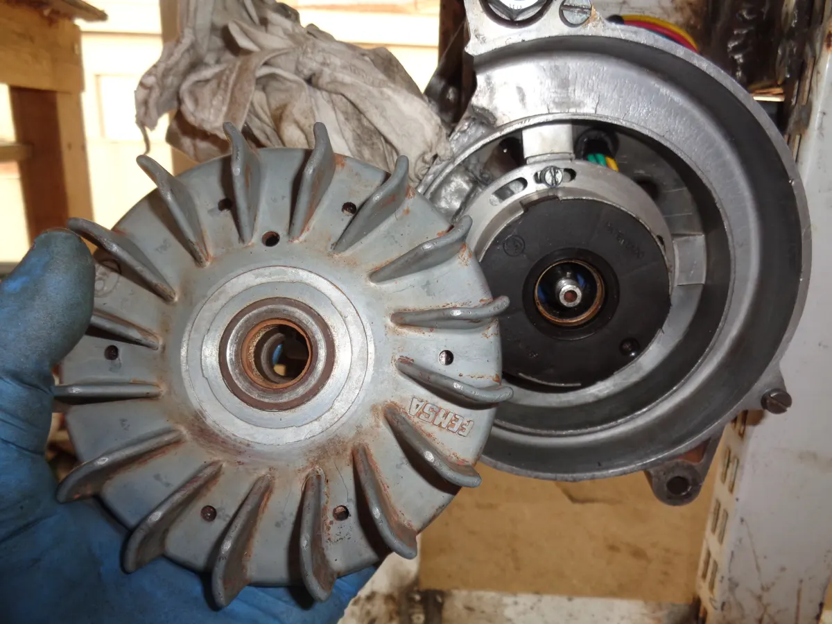 Volante de encendido de vespino junto al estator del motor para proceder a su montaje