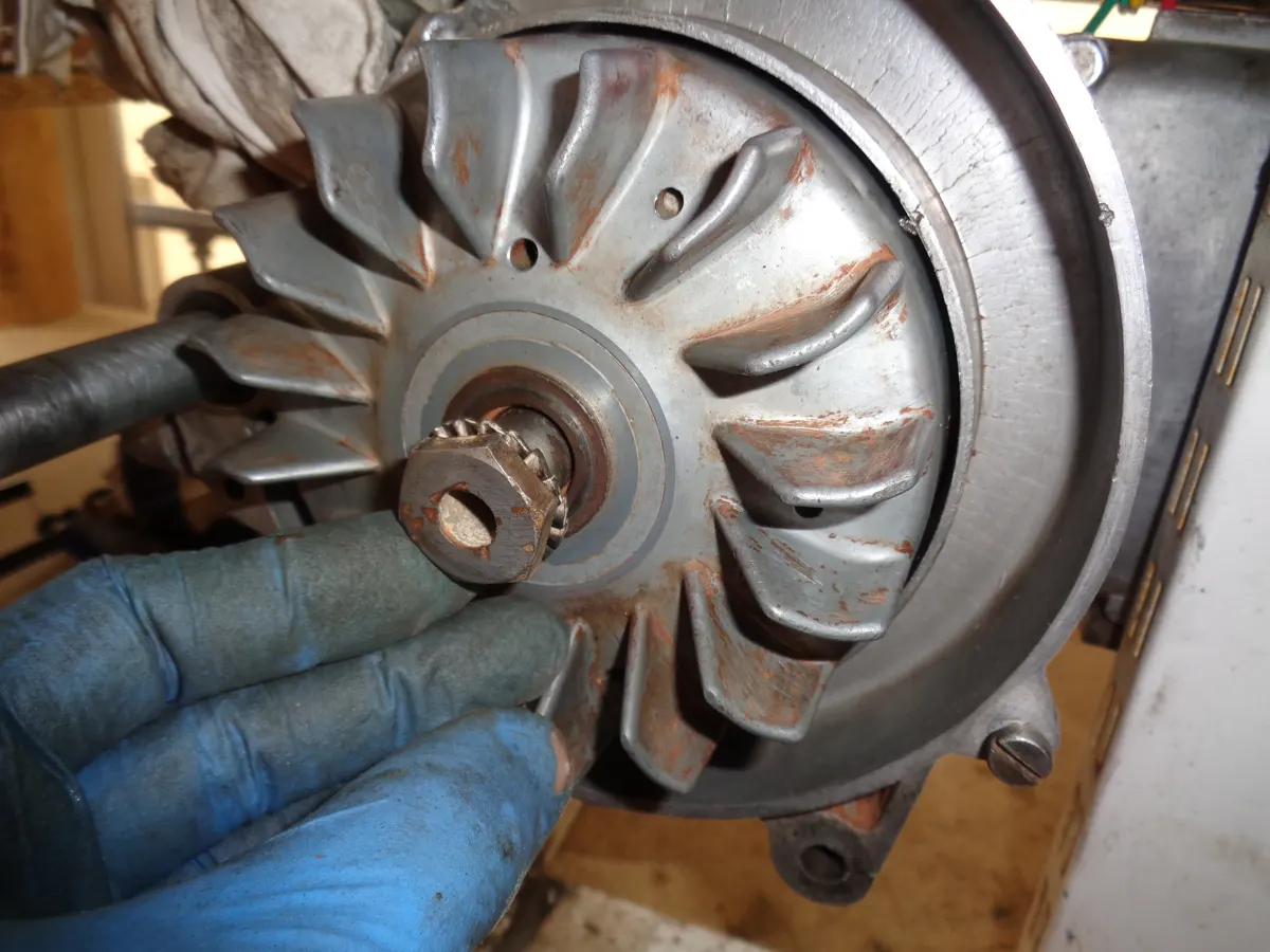 Tuerca y arandela almenada montandose en el cigüeñal de vespino en el eje del Volante de encendido