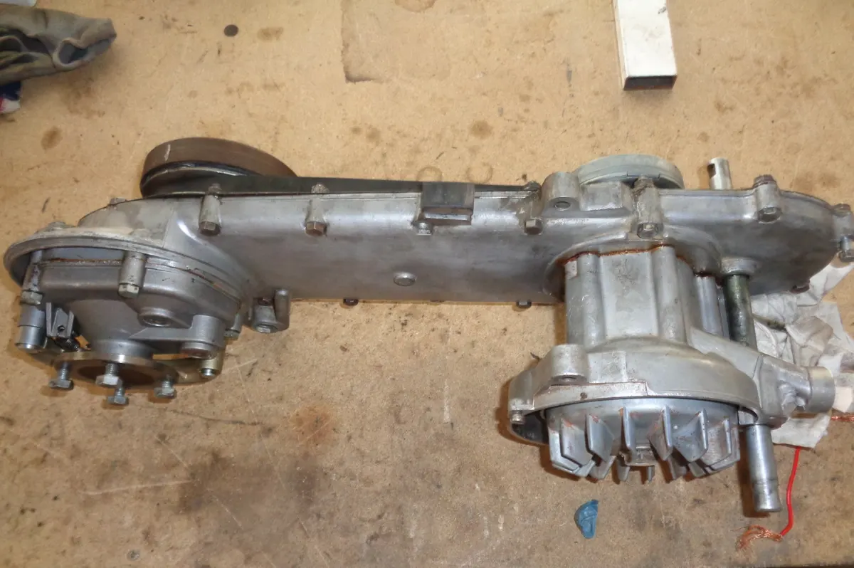 motor de vespino boca abajo en una mesa en proceso de restauración sin el caballete