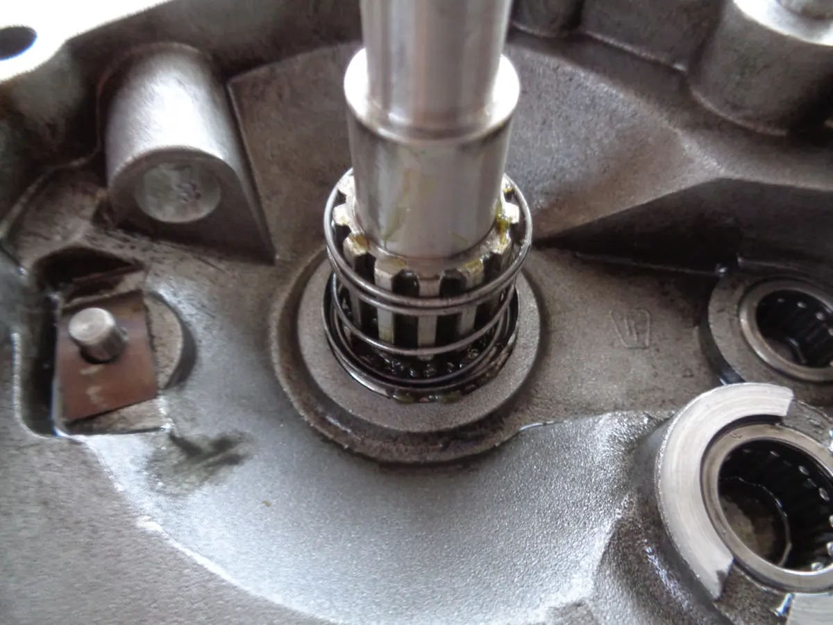 cazoleta almenada y muelle de la reductora de vespino una vez montado en el eje portarueda