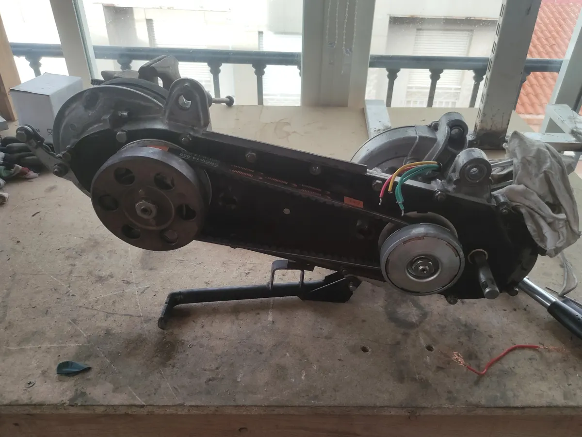 Motor de vespino en proceso de restauración sin cilindro ni pedales apollado sobre una mesa