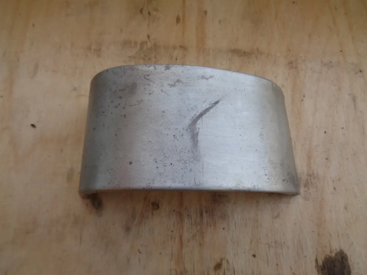 deflector de cilindro de vespino sobre una mesa tras su limpieza con una brocha