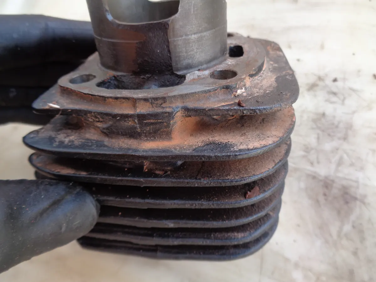 detalle del óxido y suciedad del exterior de un cilindro de vespino desmontado