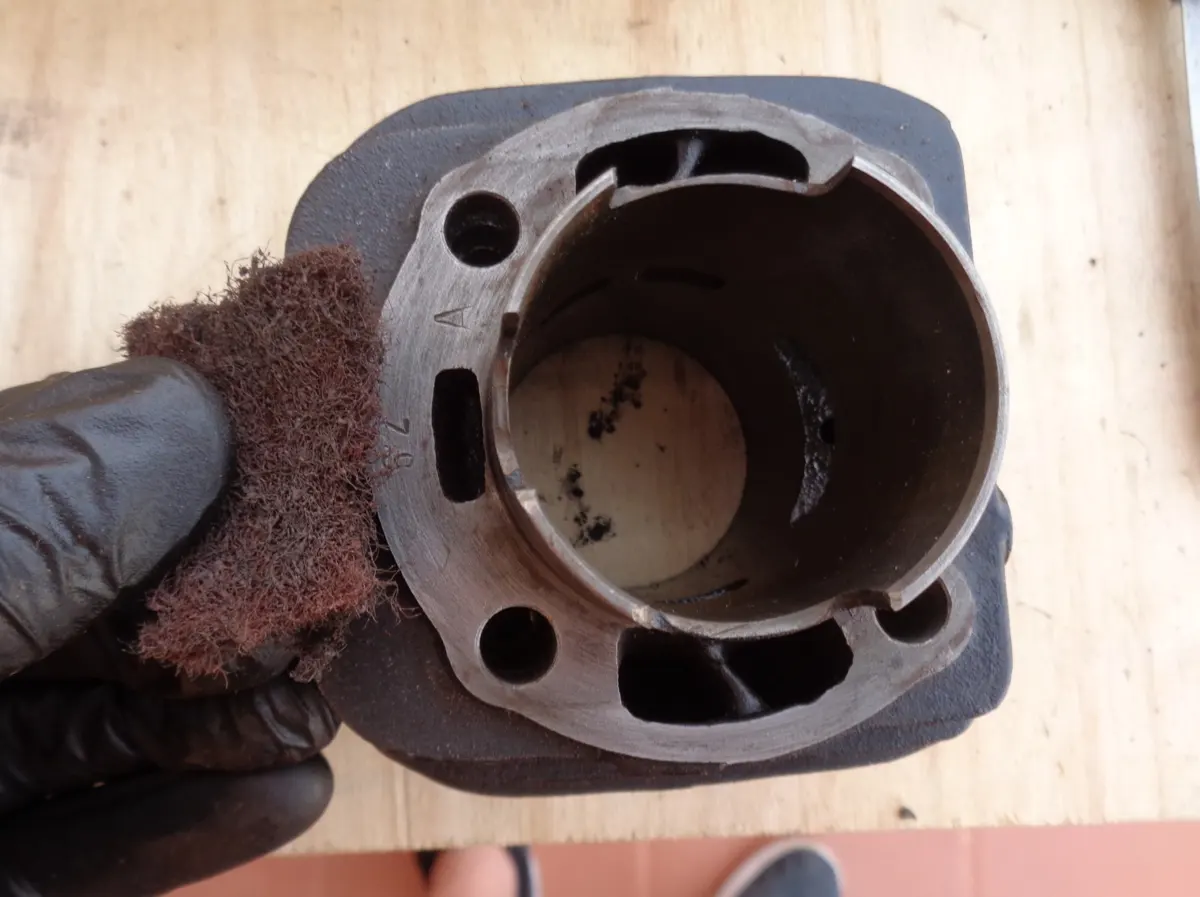 base de cilindro de vespino que esta siendo limpiada con un estropajo