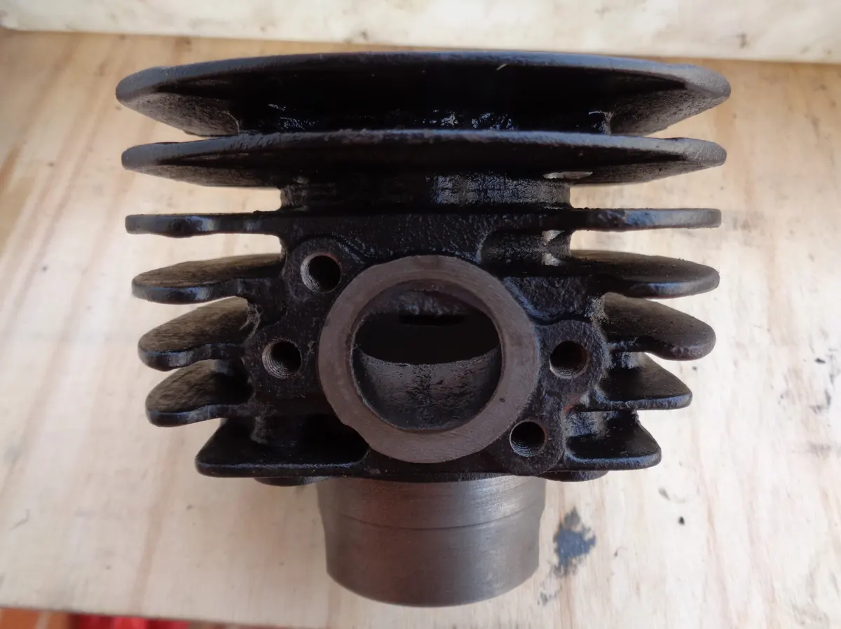 Cilindro de 65cc de vespino limpio, perspectiva desde tobera de escape limpia de carbonilla