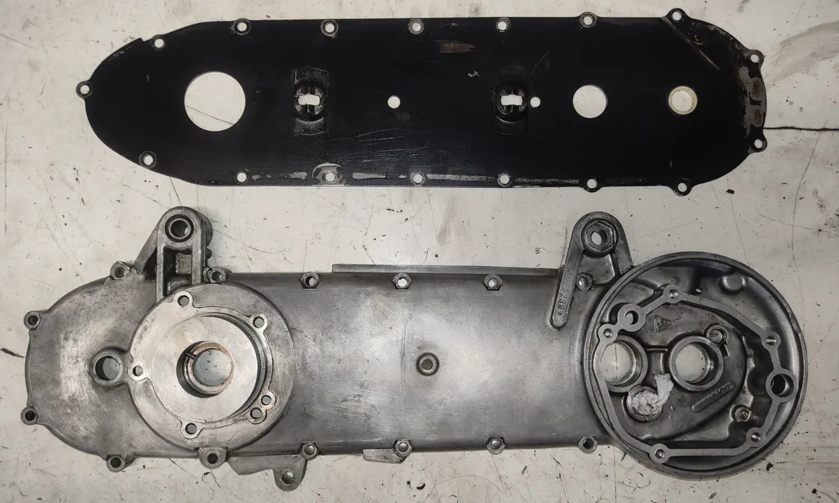 carter largo de vespino junto con tapa del carter encima de una mesa para proceder a montar el motor de Vespino