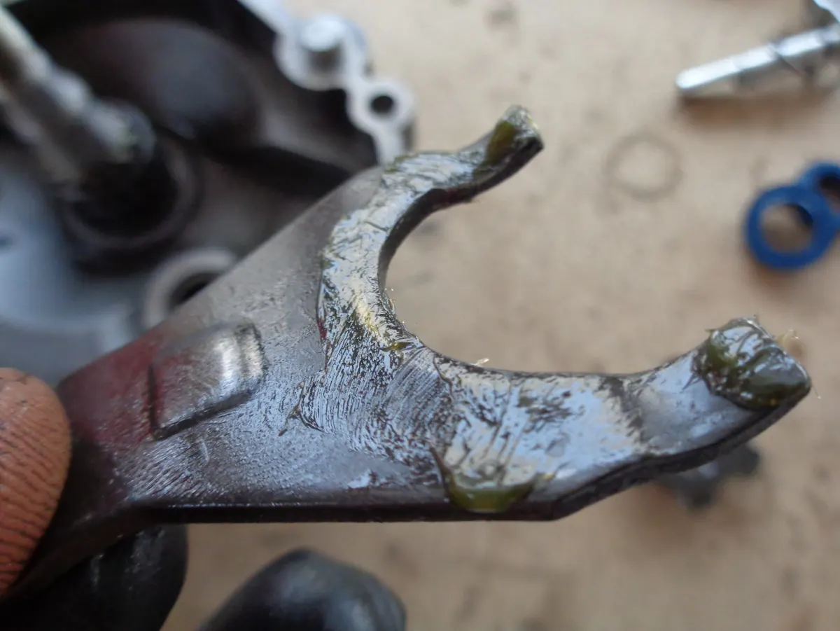 Imagen de la placa U que mueve la corredera de la reductora del vespino