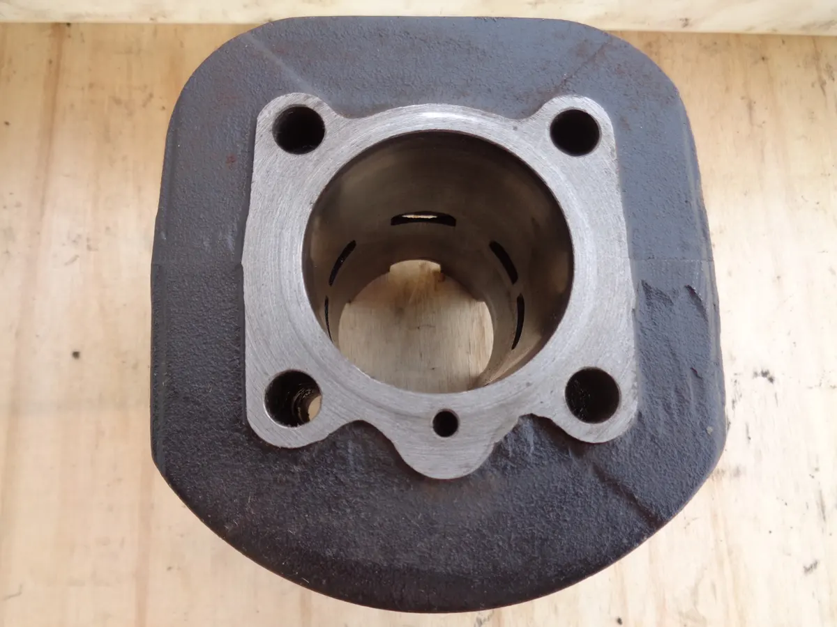 cilindro de vespino en su cara superior totalmente limpia para proceder a montarse