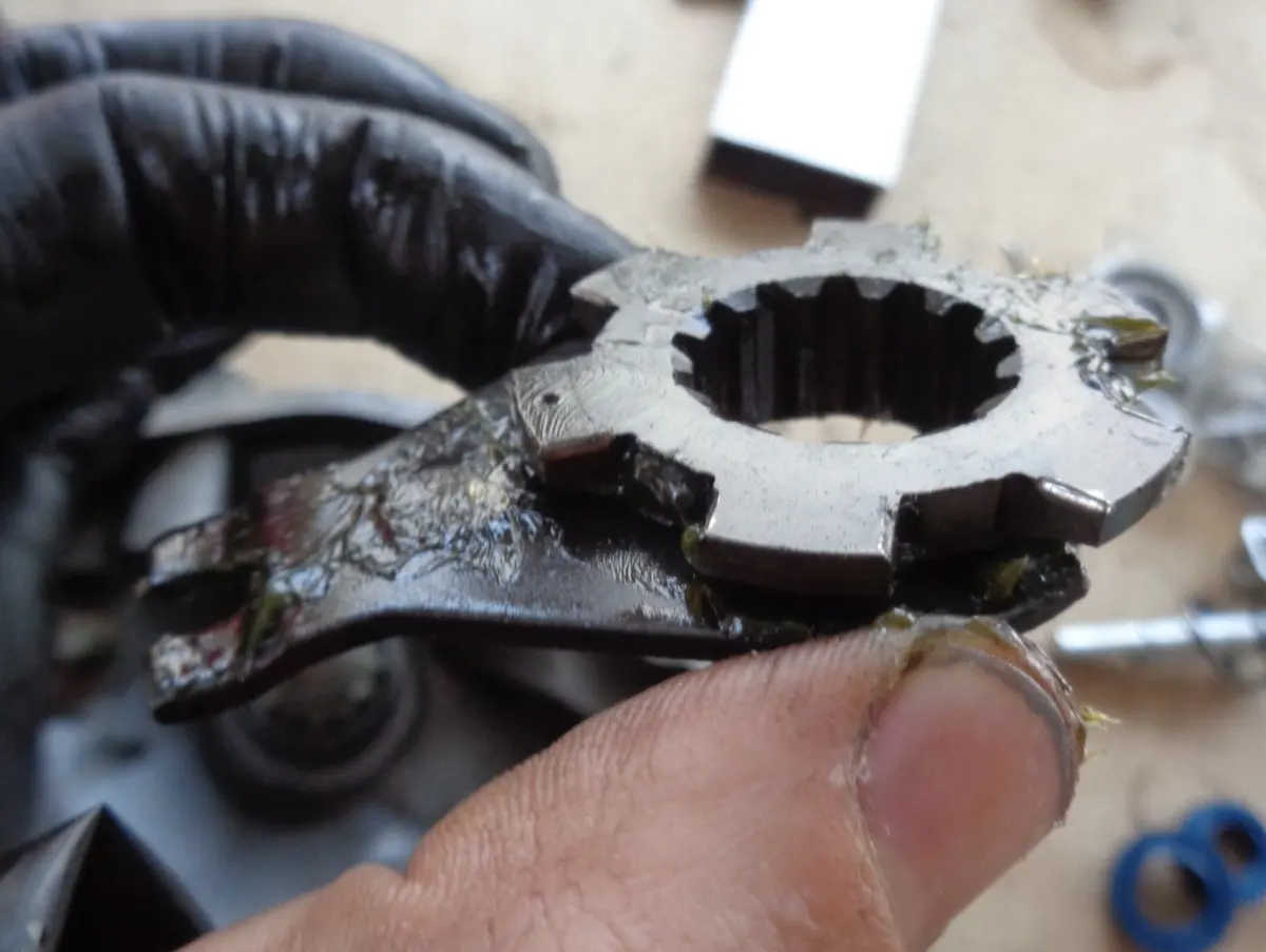 Placa U u corredera de reductora de Vespino en su posición, para proceder a montarla a través del eje portarueda en el carter corto de la reductora