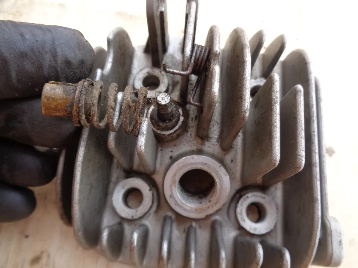 retirada de terminal de sujección y muelle de descompresor de culata de vespino de su alojamiento en la culata