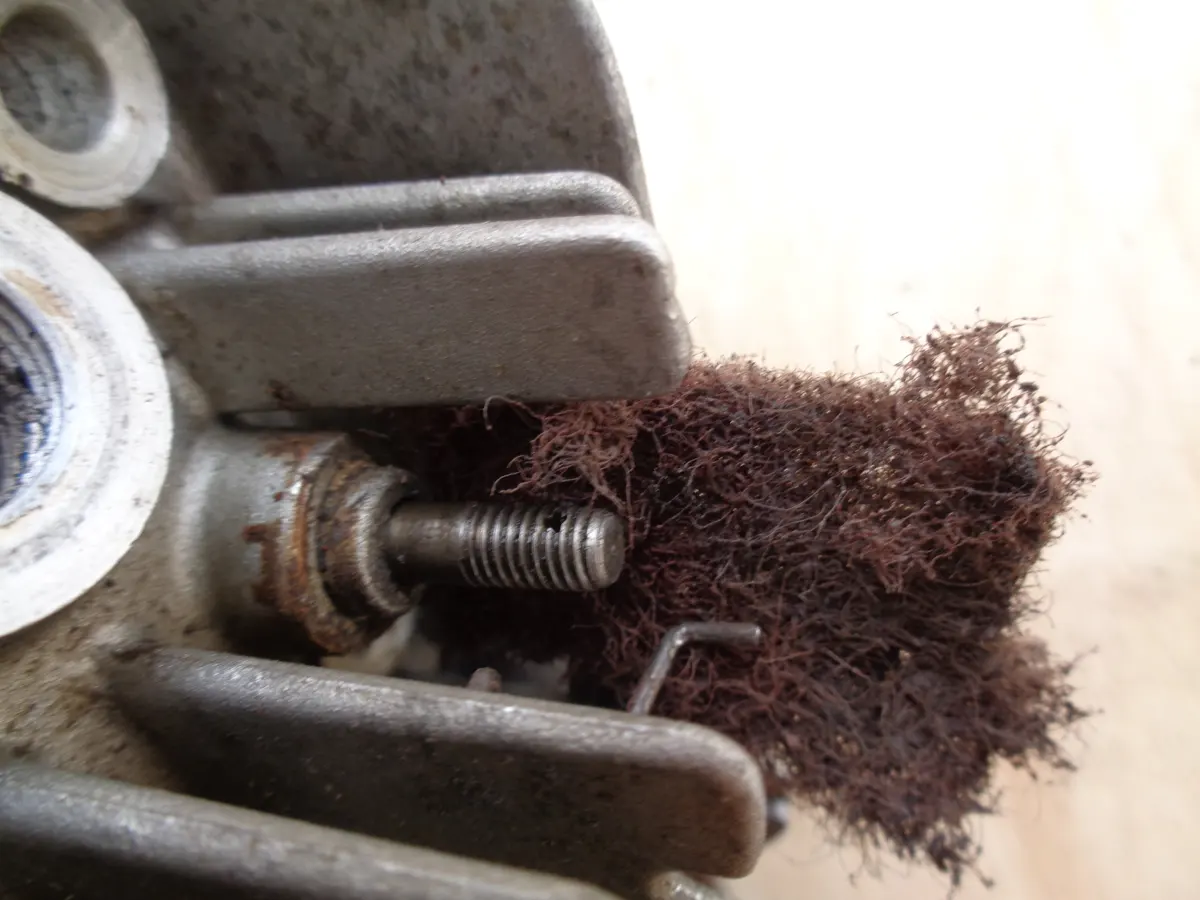 Limpieza de vastago de válvula de descompresor de culata de vespino con estropajo