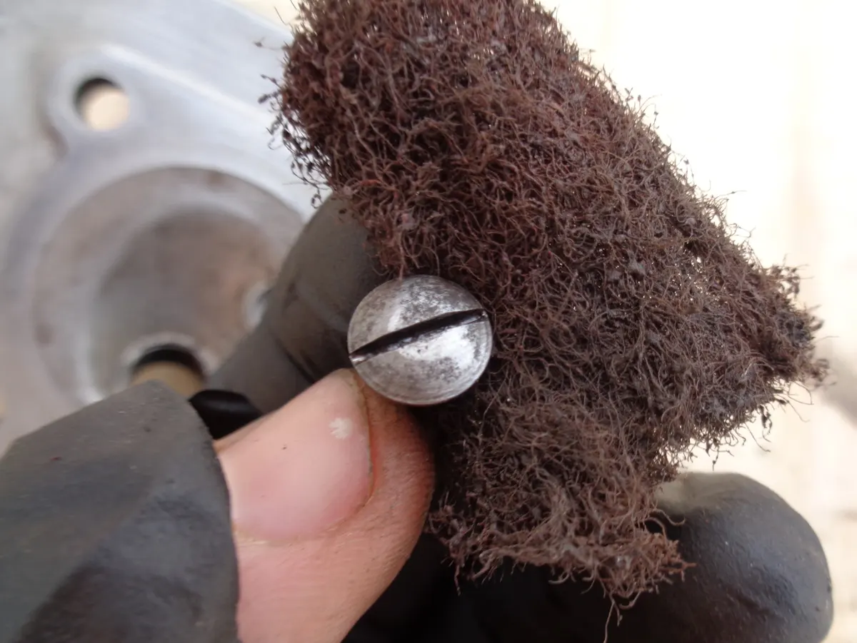 Limpieza de cabeza de válvula de descompresor de culata de vespino con estropajo