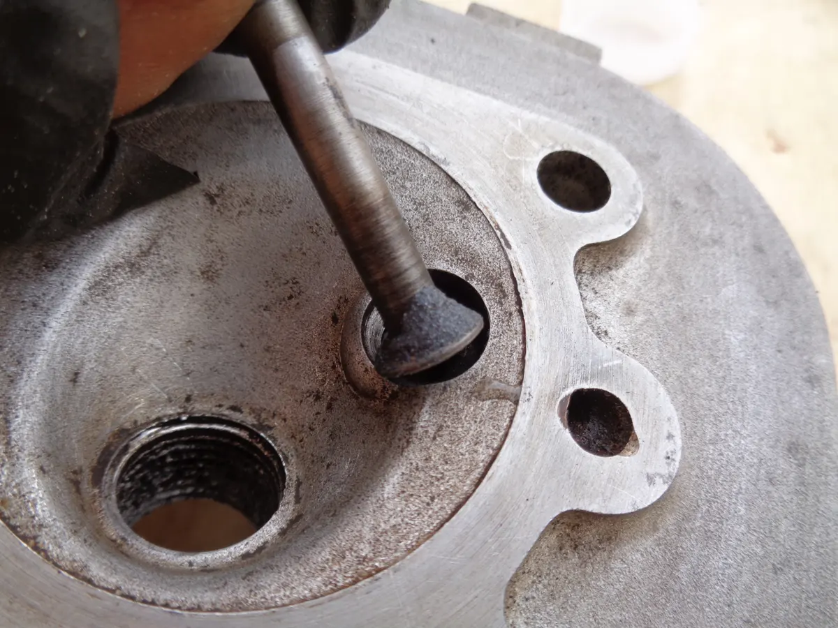 Pasta de esmerilar sobre válvula del descompresor de vespino para repasar el asiento de la culata