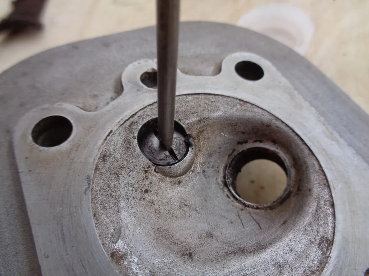 cabeza de válvula de descompresor de culata de vespino con destornillador girandola para rectificar el asiento de la válvula