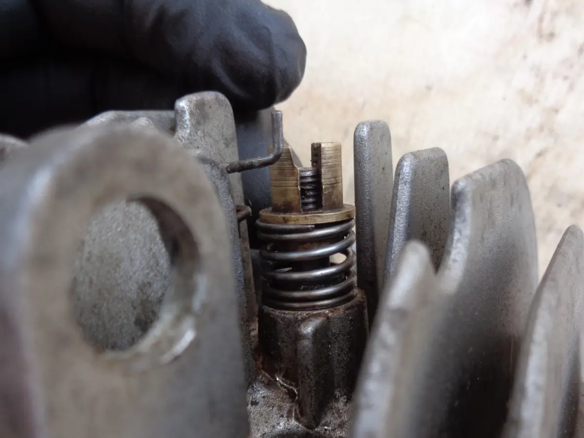 descompresor de vespino montado en culata previo a regular la altura del vástago