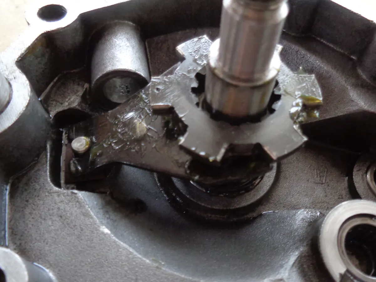 Placa U y corredera de la reductora que cambia el modo bicimotor del vespino, montada ya en el eje portarueda en el carter corto de la reductora en el proceso de montaje de un motor de vespino