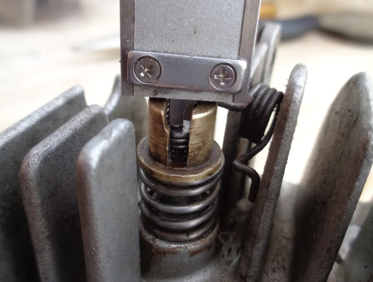 medición con calibre de la altura del vástago del descompresor de la culata de vespino  en su montaje