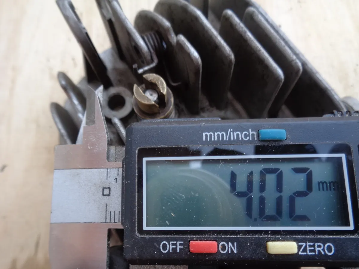 calibre con medida de regulación de la altura del vástago del descompresor de vespino en el proceso de montaje con culata tras este