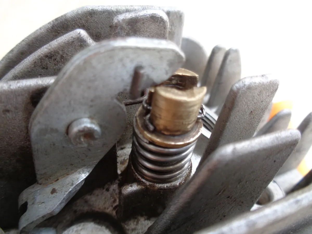 detalle del posicionamiento de la palanca del descompresor del vespino sobre el vástago de la válvula