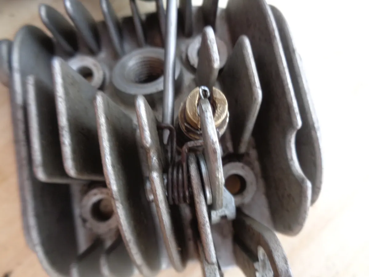 destornillador moviendo muelle de la palanca del compresor de la culata de vespino a su sitio