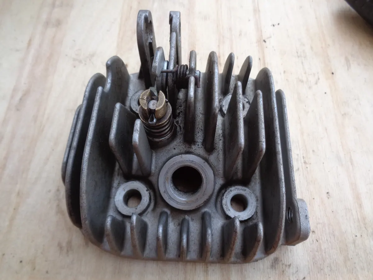 culata de vespino recién restaurada y limpia sobre la mesa lista para ser montada en un motor