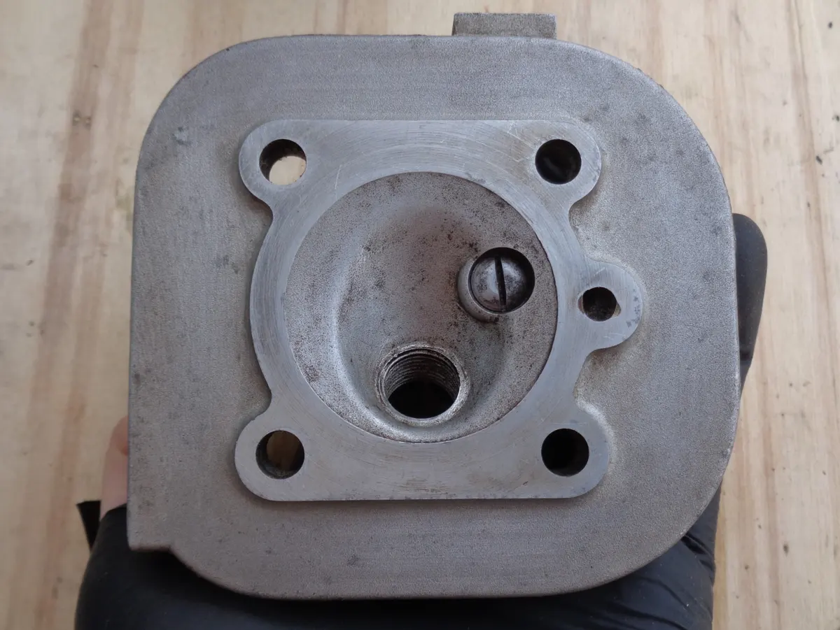 vísta de la cámara de combustion de la culata de vespino recién restaurada