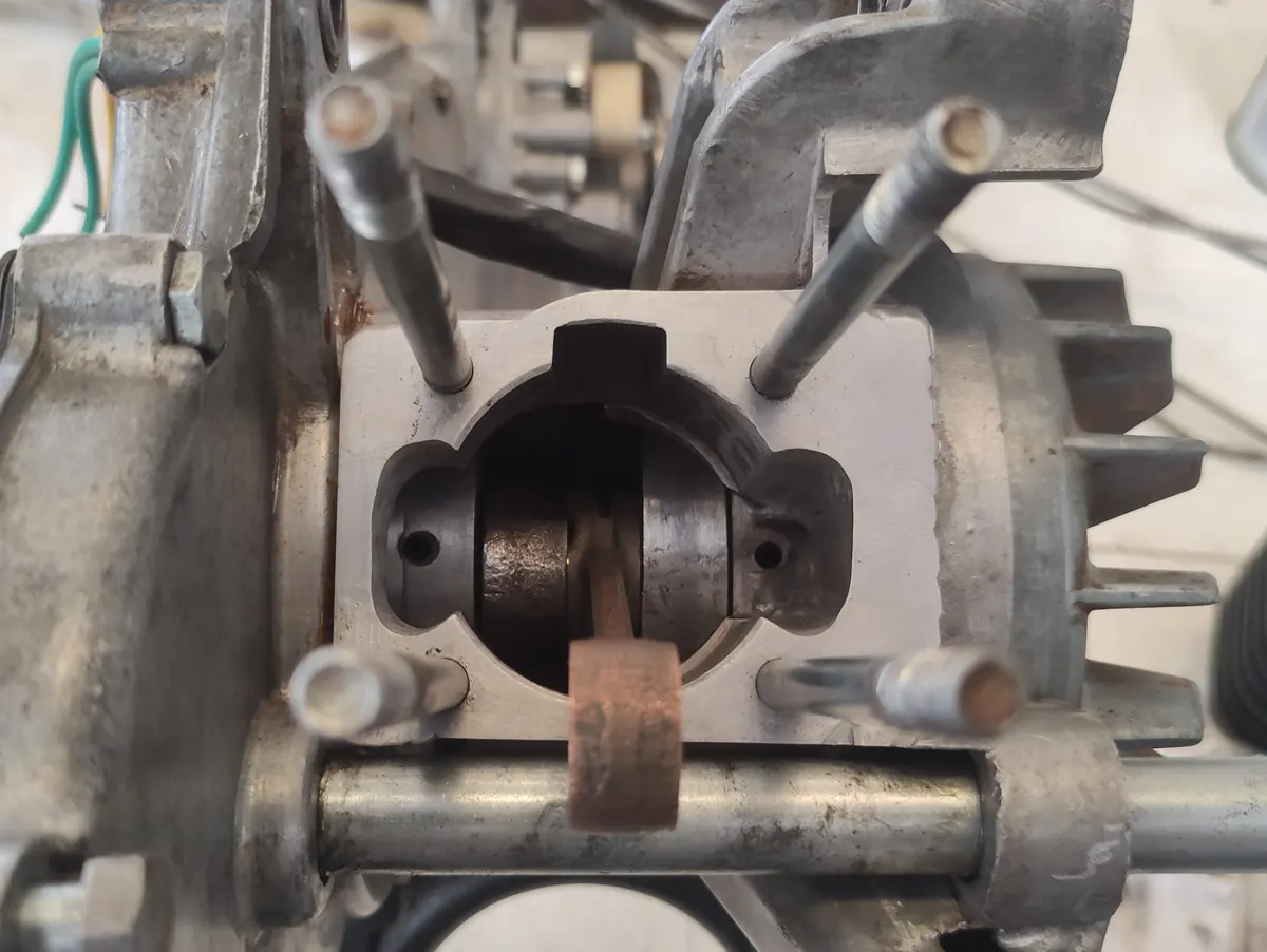 vista de espárragos cilindro y transfers de vespino sin el cilindro en el proceso de restauración de un motor de Vespino 