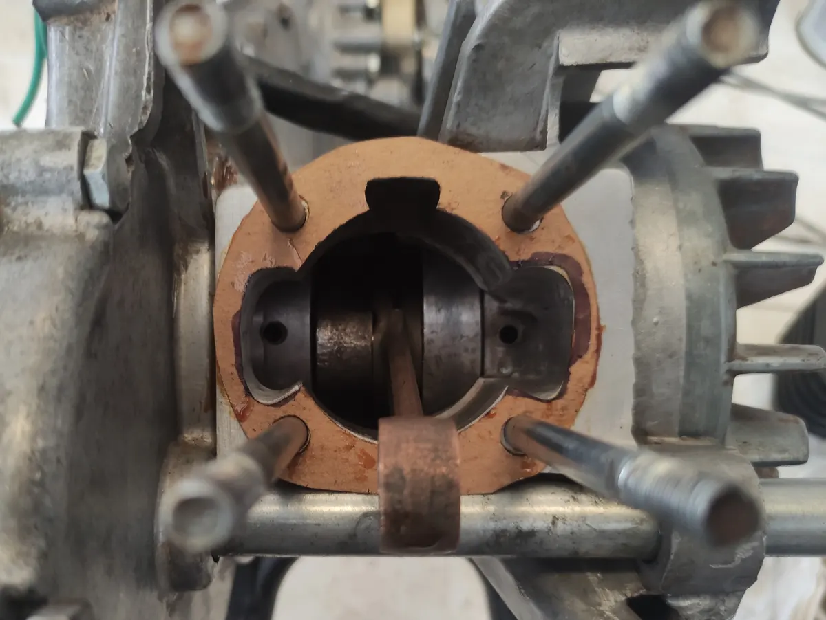 vista de espárragos cilindro, transfers de vespino y junta de cilindro previo a montar el cilindro