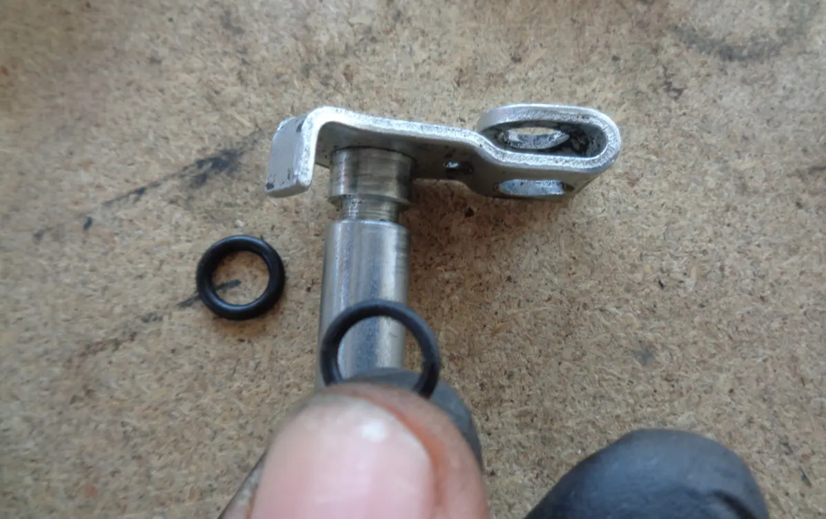 Detalle mostrando una tórica a sustituir en el eje actuador de la reductora de vespino para cambiar el sistema bici-moto