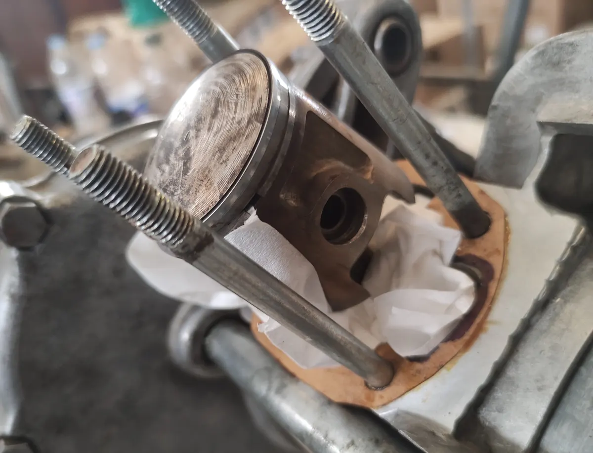 pistón de vespino montado en el motor de vespino a falta de las grupillas del bulón